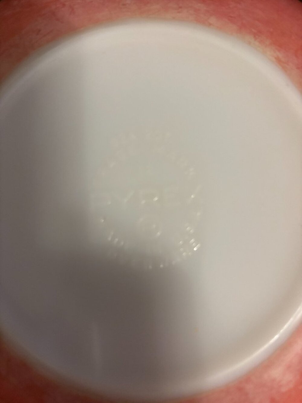 Vintage Pyrex 1950's 2-2.5 quart serving bowl in Flamingo Pink - Picture 2 of 5